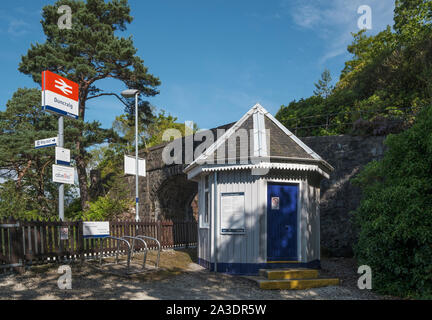 Duncraig Bahnhof mit seiner ungewöhnlichen achteckigen Warteraum ScotRail Zug der Linie von Inverness nach Kyle von Lochalsh, in der Nähe der Plockton auf Loch Carron Stockfoto