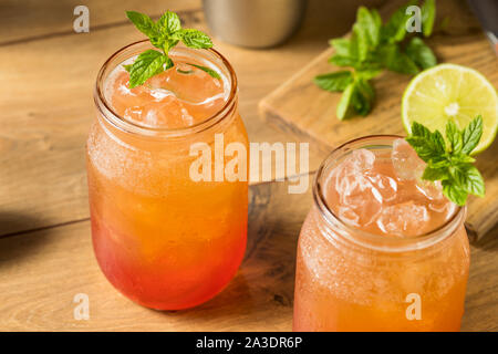 Hausgemachten süßen Planters Punch mit Limette und Minze Stockfoto