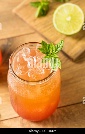 Hausgemachten süßen Planters Punch mit Limette und Minze Stockfoto