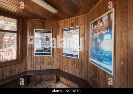 Duncraig Bahnhof mit seiner ungewöhnlichen achteckigen Warteraum ScotRail Zug der Linie von Inverness nach Kyle von Lochalsh, in der Nähe der Plockton auf Loch Carron Stockfoto