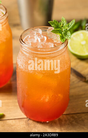 Hausgemachten süßen Planters Punch mit Limette und Minze Stockfoto