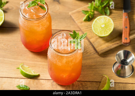 Hausgemachten süßen Planters Punch mit Limette und Minze Stockfoto