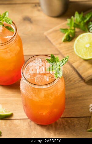 Hausgemachten süßen Planters Punch mit Limette und Minze Stockfoto