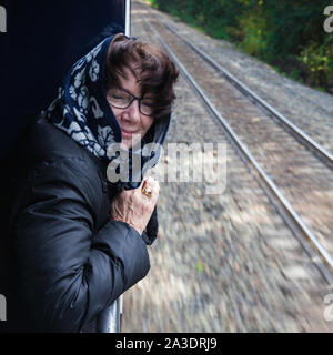 Weibliche Passagier genießen der Landschaft und die frische Luft auf dem Rocky Mountaineer Zug in British Columbia Kanada Stockfoto