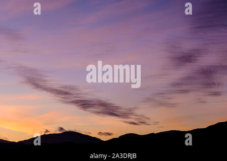 Dämmerung in Richtung Sonnenaufgang über Mountain Top Horizont durch Attadale, Wester Ross, Highlands von Schottland Stockfoto