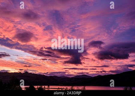 Dämmerung in Richtung Sonnenaufgang über Mountain Top Horizont durch Attadale, Wester Ross, Highlands von Schottland Stockfoto