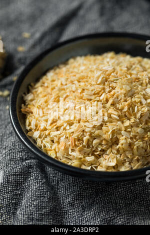 Trocken Bio Schalotten in eine Schüssel geben. Stockfoto