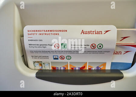 Wien, ÖSTERREICH - ca. Mai 2019: Nahaufnahme von Sicherheitshinweise in Austrian Airlines Embraer ERJ-195 LR gesehen. Stockfoto