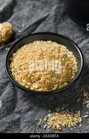 Trocken Bio Schalotten in eine Schüssel geben. Stockfoto