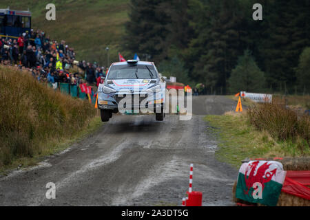 5. Oktober 2019, Wales; SS 13 Süße Lamm Hafren, Wales Rally GB 2019 Stufe 13: Tom CAVE & Co Fahrer Dale FURNISS konkurrieren in der HYUNDAI i 20 R5 Hit der vor Spritzwasser auf Süßes Lamm Credit: Gareth Dalley/News Bilder nehmen Stockfoto