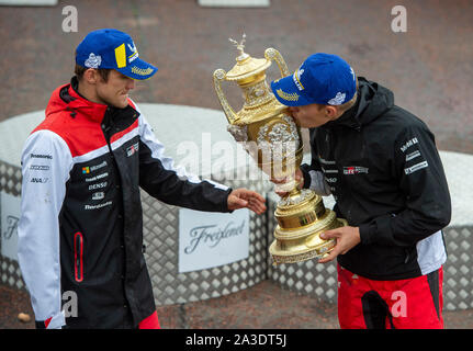 6. Oktober 2019, Wales; Wales Rally GB 2019 Podium: Gewinner Ott TANAK & Co Pilot Martin JERVEOJA konkurrieren in der Toyota Corolla WRC für Toyota Gazoo Racing WRT feiern mit der Siegertrophäe für 2019 Credit: Gareth Dalley/News Bilder Stockfoto