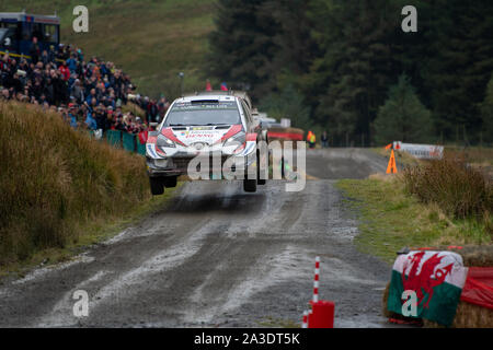 5. Oktober 2019, Wales; SS 13 Süße Lamm Hafren, Wales Rally GB 2019 Stufe 13: Ott TANAK & Co Pilot Martin JERVEOJA konkurrieren in der Toyota Corolla WRC für Toyota Gazoo Racing WRT Flug dauert vom Sprung vor dem Spritzwasser Credit: Gareth Dalley/News Bilder Stockfoto