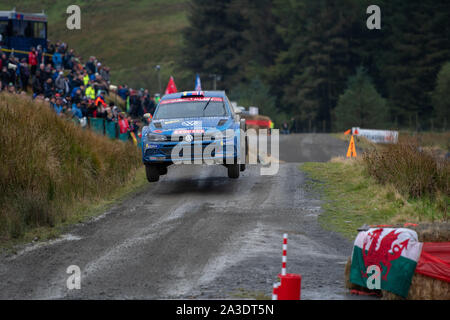 5. Oktober 2019, Wales; SS 13 Süße Lamm Hafren, Wales Rally GB 2019 Stufe 13: Ole Christian VEIBY & Co Fahrer Jonas ANDERSSON konkurrieren in der Volkswagen Polo R5 Hit der Sprung vor dem Spritzwasser Credit: Gareth Dalley/News Bilder Stockfoto