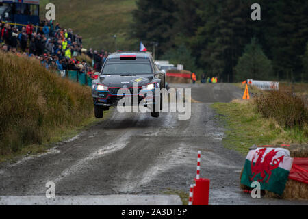 5. Oktober 2019, Wales; SS 13 Süße Lamm Hafren, Wales Rally GB 2019 Stufe 13: Nikolay GRYAZIN & Co Fahrer Jaroslaw FEDOROV konkurrieren in der Skoda Fabia R5 Hit der Sprung vor dem Wasser spalsh. Credit: Gareth Dalley/News Bilder Stockfoto