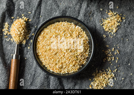 Trocken Bio Schalotten in eine Schüssel geben. Stockfoto