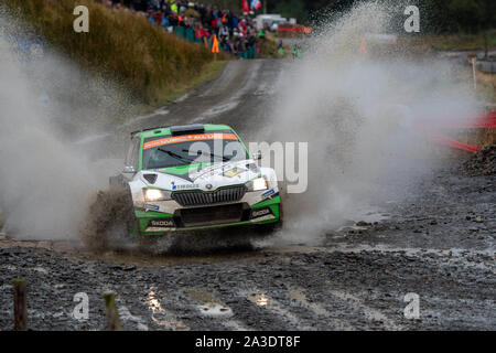 5. Oktober 2019, Wales; SS 13 Süße Lamm Hafren, Wales Rally GB 2019 Stufe 13: Kalle ROVANPERA & Co Fahrer Jonne HALTTUNEN in der Skoda Fabia R5 Evo konkurrieren für Skoda Motorsport durch das Wasser Splash navigieren im Sweet Lamm Credit: Gareth Dalley/News Bilder Stockfoto