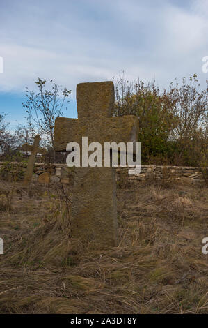 Abgebrochene Stein Kreuz Grab Marker Stockfoto