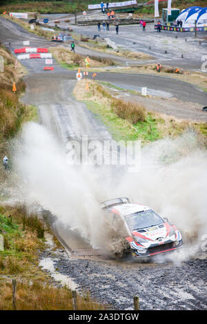 Auf einem nassen regnerischen Tag in der walisischen Hügel, First Run, Bühne SS 13 bei Sweet Lamm Hafren. FIA World Rally Championship WRC-GB-Rallye in Wales, Walisisch, UK, Samstag, 5. Oktober 2019. Wales Rally GB ist die britische Bein von einem Auto Rallye Motorsport World Series. Die Süße Lamm Hafren 15,96 km Stadium ist ein Fan, Fans, Zuschauer, Zuschauer, populär, wie der Rallye Cars über mehrere Meilen gesehen werden kann, da sie durch diese natürliche Schüssel Meander, mit mehreren kurvige Abschnitte, Serpentinen und Spritzwasser, Spritzwasser, für Treiber, Treiber und Co - Fahrer, Beifahrer um zu navigieren. Stockfoto