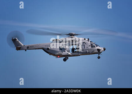 Schwedischer NH90 Hubschrauber im Schwebeflug mit Bewegungsunschärfe Stockfoto