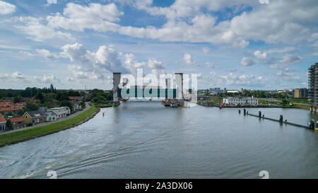 Die hob Algera Überschwemmungsbarriere in den Fluss Hollandse IJssel im Hintergrund an einem sonnigen Tag im Sommer. Stockfoto