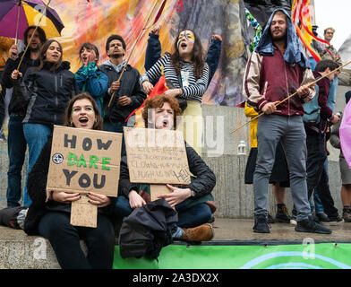 7 Oct 2019 - London, UK. Aussterben Rebellion Klima Demonstranten mit Transparenten und Fahnen auf dem Trafalgar Square. Stockfoto