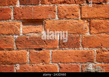 Alte, verwitterte Red brick wall, South Wales, Großbritannien Stockfoto