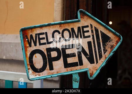 Willkommen"-Schild. Ein Zeichen, dass in Wir sind offen auf Cafe Restaurant Fenster kommen, sagt Stockfoto