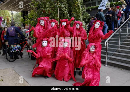 Das Aussterben der Rebellion der Roten Brigaden machen einen Auftritt auf der Demonstration mit HS2 (vorgeschlagene High Speed Rail Link) im HQ, Eversholt Street, Euston Network Rail stoppen. Zerstörung von 63 alten Wälder einschließlich South Cubbington Woods South Warwickshire wird vorgeschlagen, das Projekt zu ermöglichen. Naturforscher und TV-Persönlichkeit Chris Packham anwesend war auch der Verlust der biologischen Vielfalt zu kämpfen. Die Bahnstrecke wird Carve durch Landschaft zwischen London, Birmingham, Manchester und Leeds. HS2 der projizierten Kosten mit der Möglichkeit es gekündigt wird, gestiegen ist. Stockfoto