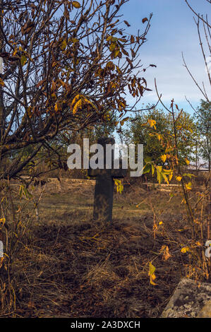 Abgebrochene Stein Kreuz Grab Marker Stockfoto