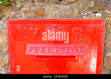 Viktorianischer Briefkasten in einer Wand, Llandaff, Cardiff, Wales, Vereinigtes Königreich Stockfoto