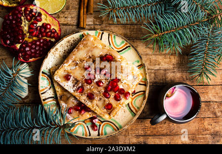 Selbstgemachte Waffeln Granatapfel Obst auf einer Platte Stockfoto