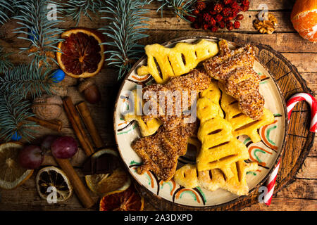 Weihnachtsbaum geformte Gebäck und Süßigkeiten für einen schönen Urlaub Stockfoto