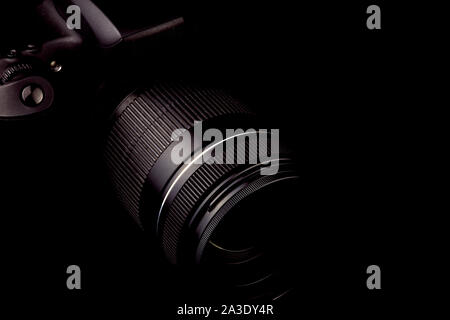 SLR-Digitalkamera auf einem schwarzen Hintergrund isoliert Stockfoto
