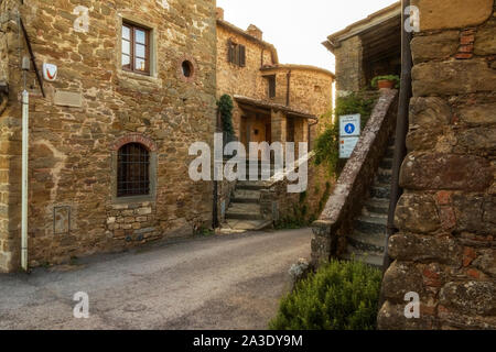 Stadtbild der mittelalterlichen befestigten Dorfes Volpaia, in der Gemeinde von Radda in Chianti, in der Provinz Siena in Italien. Stockfoto