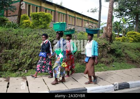 Kinigi, Ruanda. 7 Okt, 2019. Menschen gehen auf die Straße in Kinigi Sektor der Musanze District, nördlichen Ruanda, am 7. Oktober, 2019. Ruandische Polizei sagte, die Situation nach einem tödlichen Angriff in Kinigi Sektor, Tor zum Volcanoes National Park normalisiert wurde. Eine Gruppe von unbekannten Tätern mit Rohöl Waffen wie Messer und pangas und Gewehren ausgerüstet überfallen ein Dorf in Kinigi Sektor am Okt. 4, wobei mindestens 14 Menschen tot. Credit: Lyu Tianran/Xinhua/Alamy leben Nachrichten Stockfoto