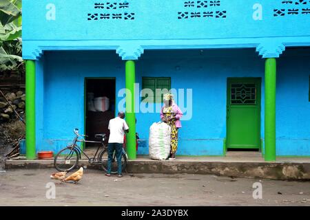 Kinigi, Ruanda. 7 Okt, 2019. Die Menschen sind vor einem Haus in Kinigi Sektor der Musanze District gesehen, nördlichen Ruanda, am 7. Oktober, 2019. Ruandische Polizei sagte, die Situation nach einem tödlichen Angriff in Kinigi Sektor, Tor zum Volcanoes National Park normalisiert wurde. Eine Gruppe von unbekannten Tätern mit Rohöl Waffen wie Messer und pangas und Gewehren ausgerüstet überfallen ein Dorf in Kinigi Sektor am Okt. 4, wobei mindestens 14 Menschen tot. Credit: Lyu Tianran/Xinhua/Alamy leben Nachrichten Stockfoto