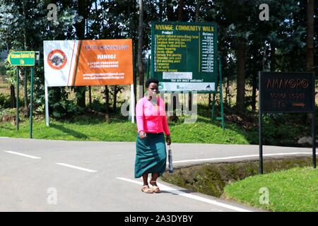 Kinigi, Ruanda. 7 Okt, 2019. Eine Frau geht Vergangenheit Wegweiser in Kinigi Sektor der Musanze District, nördlichen Ruanda, am 7. Oktober, 2019. Ruandische Polizei sagte, die Situation nach einem tödlichen Angriff in Kinigi Sektor, Tor zum Volcanoes National Park normalisiert wurde. Eine Gruppe von unbekannten Tätern mit Rohöl Waffen wie Messer und pangas und Gewehren ausgerüstet überfallen ein Dorf in Kinigi Sektor am Okt. 4, wobei mindestens 14 Menschen tot. Credit: Lyu Tianran/Xinhua/Alamy leben Nachrichten Stockfoto