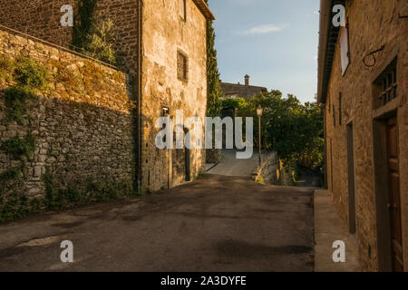 Stadtbild der mittelalterlichen befestigten Dorfes Volpaia, in der Gemeinde von Radda in Chianti, in der Provinz Siena in Italien. Stockfoto