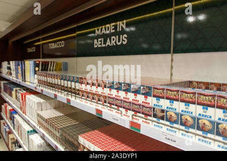 Berestovitsa, Belarus - August 09, 2019: die Regale mit Tabakerzeugnissen in den Duty free shop Bela Markt Zollfrei. Stockfoto