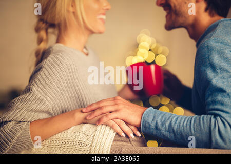 Romantisches Paar Kaffee trinken gegen Weihnachtsbaum Stockfoto