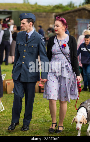 Ein Mann und eine Frau. Eine Uniform gekleidet in RAF andere in Periode Kleid. Hoffnung und Herrlichkeit 2019 Gravesend Fort Gärten. Credit Andreas Beck Stockfoto