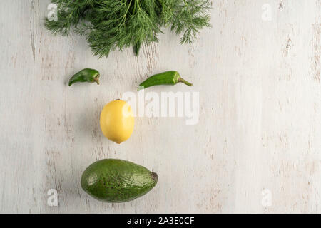 Gesicht Form mit frischem Gemüse auf einem Holztisch mit Kopie Raum Stockfoto