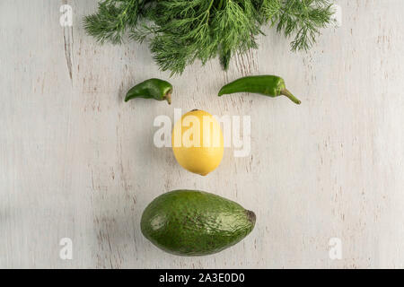 Gesicht Form mit frischem Gemüse auf einem Holztisch mit Kopie Raum Stockfoto