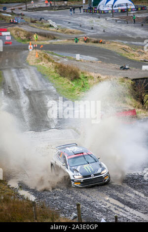 Auf einem nassen regnerischen Tag in der walisischen Hügel, First Run, Bühne SS 13 bei Sweet Lamm Hafren. FIA World Rally Championship WRC-GB-Rallye in Wales, Walisisch, UK, Samstag, 5. Oktober 2019. Wales Rally GB ist die britische Bein von einem Auto Rallye Motorsport World Series. Die Süße Lamm Hafren 15,96 km Stadium ist ein Fan, Fans, Zuschauer, Zuschauer, populär, wie der Rallye Cars über mehrere Meilen gesehen werden kann, da sie durch diese natürliche Schüssel Meander, mit mehreren kurvige Abschnitte, Serpentinen und Spritzwasser, Spritzwasser, für Treiber, Treiber und Co - Fahrer, Beifahrer um zu navigieren. Stockfoto