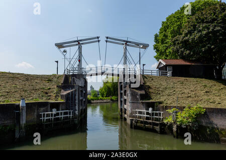 Mittelalterliche Torbogen zum Hafen des malerischen Dorfes Schoonhoven in der Nähe des Flusses Lek in den Niederlanden Stockfoto