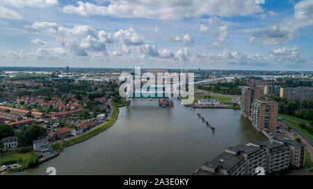 Die hob Algera Überschwemmungsbarriere in den Fluss Hollandse IJssel im Hintergrund an einem sonnigen Tag im Sommer. Stockfoto