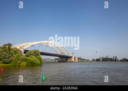 Van Brienenoord Brücke in Rotterdam über den Fluss Nieuwe Maas aus dem Norden Bank auf der Ostseite gesehen. Die beiden Bogenbrücken, Teil der A 16 motorw Stockfoto