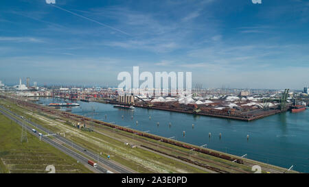 Industriegebiet im Hafen von Rotterdam in den Niederlanden. Hafen von Rotterdam Zuid Holland/Niederlande Produkte terminal Europoort/calandkanaal Stockfoto