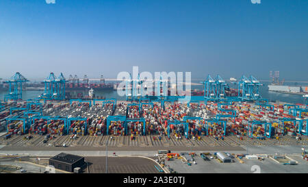 Luftbild von Containern im Hafen von Rotterdam mit vielen verschiedenen Farben Stockfoto