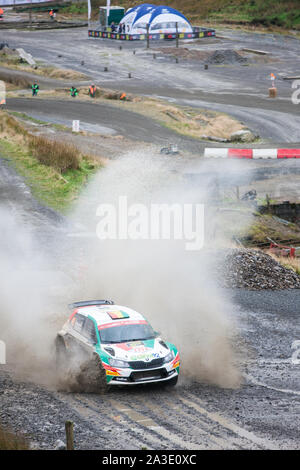 Auf einem nassen regnerischen Tag in der walisischen Hügel, First Run, Bühne SS 13 bei Sweet Lamm Hafren. FIA World Rally Championship WRC-GB-Rallye in Wales, Walisisch, UK, Samstag, 5. Oktober 2019. Wales Rally GB ist die britische Bein von einem Auto Rallye Motorsport World Series. Die Süße Lamm Hafren 15,96 km Stadium ist ein Fan, Fans, Zuschauer, Zuschauer, populär, wie der Rallye Cars über mehrere Meilen gesehen werden kann, da sie durch diese natürliche Schüssel Meander, mit mehreren kurvige Abschnitte, Serpentinen und Spritzwasser, Spritzwasser, für Treiber, Treiber und Co - Fahrer, Beifahrer um zu navigieren. Stockfoto